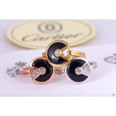 Anello Amulette de Cartier Onice Nero Con Diamante in Oro Giallo, Oro Bianco e Oro Rosa Anello Amulette de Cartier Onice Nero Con Diamante in Oro Giallo, Oro Bianco e Oro Rosa