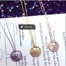 Collana con diamanti Amulette de Cartier in oro giallo, oro bianco e oro rosa Collana con diamanti Amulette de Cartier in oro giallo, oro bianco e oro rosa