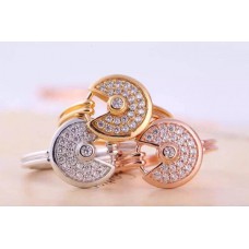 Anello Amulette de Cartier con diamanti in oro giallo, oro bianco e oro rosa Anello Amulette de Cartier con diamanti in oro giallo, oro bianco e oro rosa