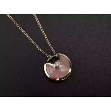 Collana con diamanti e opale rosa Amulette de Cartier in oro giallo, oro bianco e oro rosa Collana con diamanti e opale rosa Amulette de Cartier in oro giallo, oro bianco e oro rosa