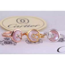 Anello Amulette de Cartier con opale rosa e diamante in oro giallo, oro bianco e oro rosa Anello Amulette de Cartier con opale rosa e diamante in oro giallo, oro bianco e oro rosa