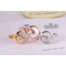 Anello Amulette de Cartier in Madreperla Bianca con Diamante in Oro Giallo, Oro Bianco e Oro Rosa Anello Amulette de Cartier in Madreperla Bianca con Diamante in Oro Giallo, Oro Bianco e Oro Rosa