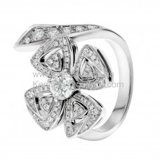 Anello Bvlgari Fiorever in oro bianco con 1 grande diamante e pavé di diamanti Anello Bvlgari Fiorever in oro bianco con 1 grande diamante e pavé di diamanti