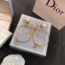 Orecchini pendenti a cerchio placcati in oro giallo con stella bianca e perla bianca Christin Dior Orecchini pendenti a cerchio placcati in oro giallo con stella bianca e perla bianca Christin Dior