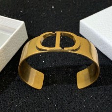 Christian Dior 30 Montaigne Bracciale rigido in ottone con motivo CD con finitura oro antico e ciondolo scavato