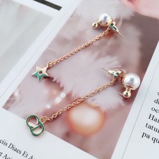 Orecchini pendenti asimmetrici in oro giallo con perla bianca e dettaglio stella CD Dior La Petite Tribale Orecchini pendenti asimmetrici in oro giallo con perla bianca e dettaglio stella CD Dior La Petite Tribale