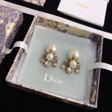 Dior Orecchini con perle bianche femminili con diamanti intarsiati a goccia d'acqua color oro Dior Orecchini con perle bianche femminili con diamanti intarsiati a goccia d'acqua color oro