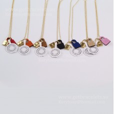 Ciondolo Hermes OKelly in pelle di vitello Swift con hardware placcato oro Ciondolo Hermes OKelly in pelle di vitello Swift con hardware placcato oro