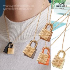 Ciondolo Hermes OKelly in pelle di vitello Swift placcata in oro giallo Ciondolo Hermes OKelly in pelle di vitello Swift placcata in oro giallo