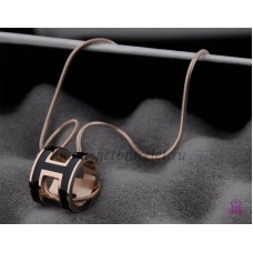 Hermes 3D Pop “H” logo Collana nera con osso di serpente in oro rosa Hermes 3D Pop “H” logo Collana nera con osso di serpente in oro rosa