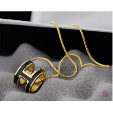 Hermes 3D Pop “H” logo Collana nera con osso di serpente in oro giallo Hermes 3D Pop “H” logo Collana nera con osso di serpente in oro giallo