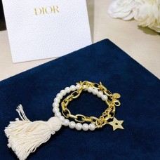 Christian Dior Collana con pendenti in lana con perle bianche placcate in oro giallo e bracciale con doppia funzione Christian Dior Collana con pendenti in lana con perle bianche placcate in oro giallo e bracciale con doppia funzione