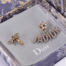 Dior Orecchini a bottone asimmetrici con motivo JADIOR color oro da donna con pavé di diamanti e ape stellata
