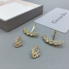 Orecchini a bottone Dior Mimirose con logo e lettera in oro giallo con pavé di diamanti