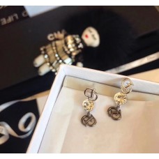 Listino prezzi degli orecchini pendenti in argento sterling con cristallo bianco a forma di CD Dior Listino prezzi degli orecchini pendenti in argento sterling con cristallo bianco a forma di CD Dior