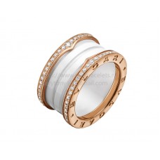 Anello Bvlgari B.zero1 a 4 fasce in oro rosa e ceramica bianca con pavé di diamanti lungo i bordi