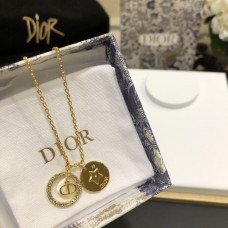 Collana in oro giallo con logo iniziale del CD di Christian Dior con pavé di diamanti, cerchio bianco MOP, stella doppia, pendenti doppi