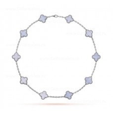 Collana lunga Van Cleef Arpels Magic Alhambra con 10 pendenti con motivi in oro bianco e calcedonio Collana lunga Van Cleef Arpels Magic Alhambra con 10 pendenti con motivi in oro bianco e calcedonio