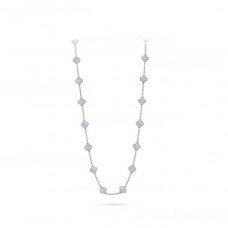 Collana lunga Van Cleef Arpels Magic Alhambra con 20 pendenti con motivi in oro bianco e calcedonio Collana lunga Van Cleef Arpels Magic Alhambra con 20 pendenti con motivi in oro bianco e calcedonio