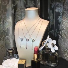 Collana Tiffany Atlas con ciondolo a forma di barra di cristalli e nappe dal design dirompente