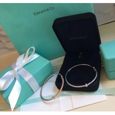 Bracciale rigido con decorazione liliacea Tiffany Fleur de Lis, diamanti femminili, argento/oro rosa Bracciale rigido con decorazione liliacea Tiffany Fleur de Lis, diamanti femminili, argento/oro rosa