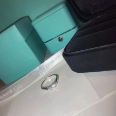 Anello nuziale Tiffany Harmony con diamanti stretti e montatura