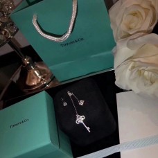 Tiffany Keys Incanta gli orecchini pendenti asimmetrici con nappa Gioielli USA