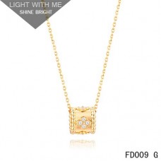 Collana con ciondolo trifoglio Perlee di Van Cleef Arpels in oro giallo con diamanti