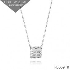 Collana con ciondolo trifoglio Perlee di Van Cleef Arpels in oro bianco con diamanti