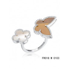 Anello Van Cleef Arpels Luck Alhambra tra le dita in oro bianco con madreperla bianca e grigia