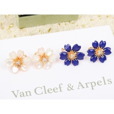 Orecchini a clip Van Cleef Arpels Rose de Noel bianchi/blu con diamanti