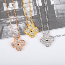 Ciondolo Sweet Alhambra di Van Cleef Arpels con diamanti in oro giallo/oro rosa/oro bianco Ciondolo Sweet Alhambra di Van Cleef Arpels con diamanti in oro giallo/oro rosa/oro bianco