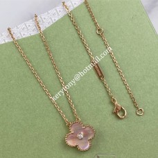 Collana Van Cleef Arpels Alhambra in oro rosa con madreperla rosa e diamanti
