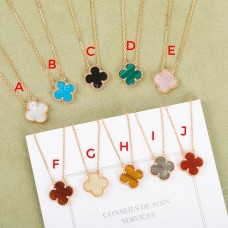 Ciondolo Alhambra di Van Cleef Arpels in oro rosa Ciondolo Alhambra di Van Cleef Arpels in oro rosa