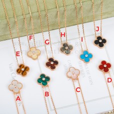 Ciondolo Alhambra di Van Cleef Arpels in oro rosa con diamante Ciondolo Alhambra di Van Cleef Arpels in oro rosa con diamante