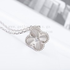 Ciondolo Alhambra di Van Cleef Arpels con motivi in nastro con diamante Ciondolo Alhambra di Van Cleef Arpels con motivi in nastro con diamante