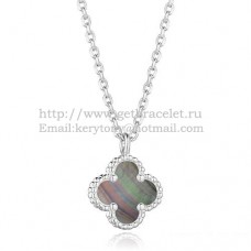 Ciondolo Sweet Alhambra di Van Cleef Arpels in oro bianco con madreperla grigia da 9 mm Ciondolo Sweet Alhambra di Van Cleef Arpels in oro bianco con madreperla grigia da 9 mm