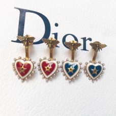 Orecchini Dior a forma di cuore con perla e bordo in ottone a forma di ape, rosso/blu Orecchini Dior a forma di cuore con perla e bordo in ottone a forma di ape, rosso/blu